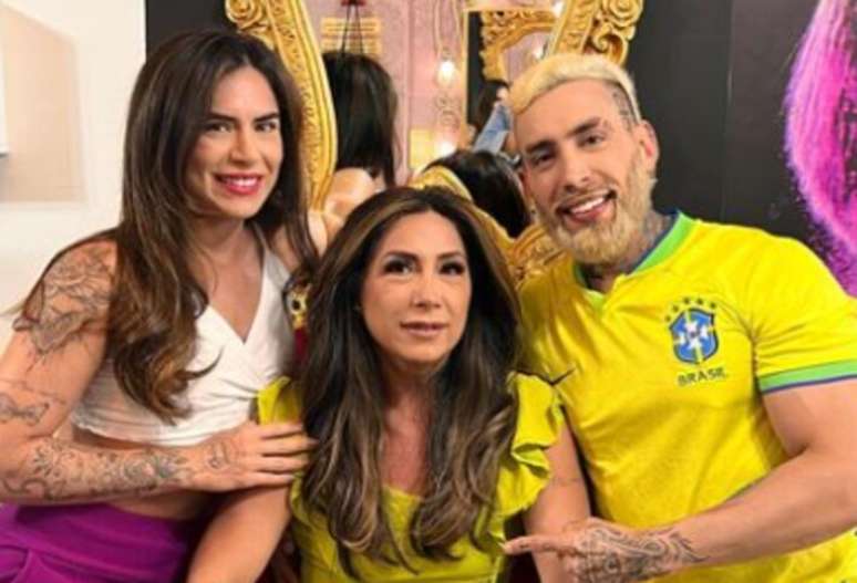 Djidja Cardoso (&agrave; esq) ao lado da m&atilde;e e do irm&atilde;o