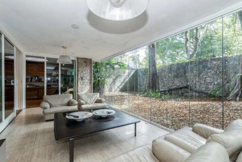 O andar inferior tem um terra&ccedil;o com vista para o jardim