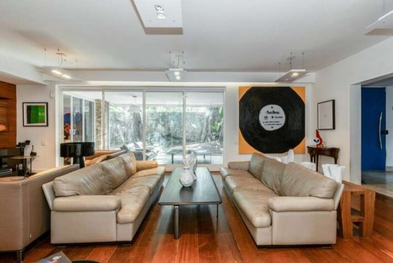 A casa tem 3 salas, duas de estar