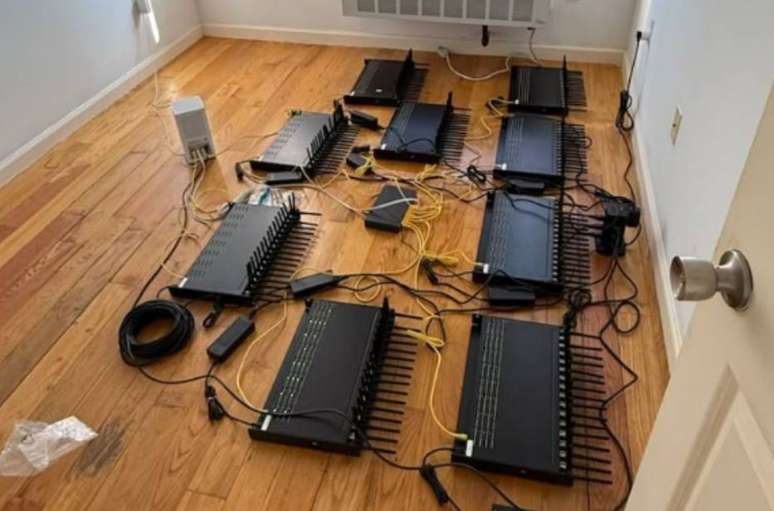 A rede era composta por mais de 300 mil servidores de SIMs de telefonia m&oacute;vel, equipados com mais de 100 mil chips de dispositivos eletr&ocirc;nicos 