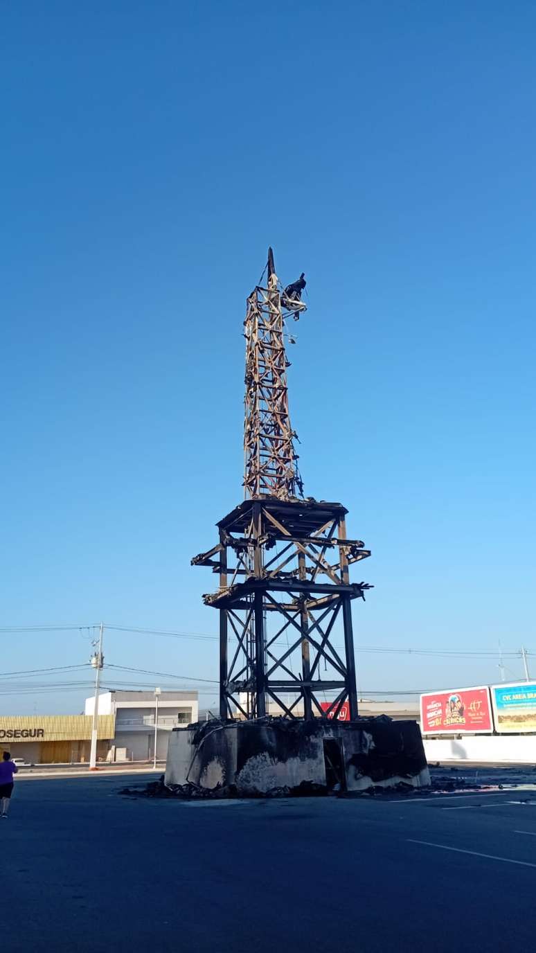 Ap&oacute;s o inc&ecirc;ndio, restou apenas a estrutura met&aacute;lica da est&aacute;tua 