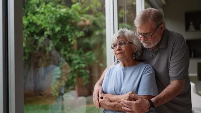 Casal Idoso contemplativo 