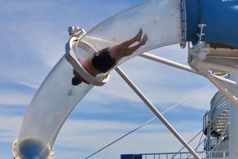 The tourist is trapped in water waters in Cruzeiro in Alaska