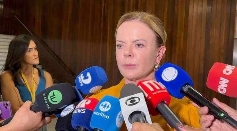 A ministra das Relações Institucionais, Gleisi Hoffmann, na Câmara dos Deputados, onde defendeu a cassação do deputado Eduardo Bolsonaro e pediu rapidez no julgamento do Conselho de Ética.