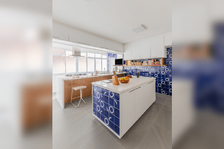 Ilhas e penínsulas unem estética e praticidade, criando apoio extra no preparo e na socialização Projeto: BMA Studio |