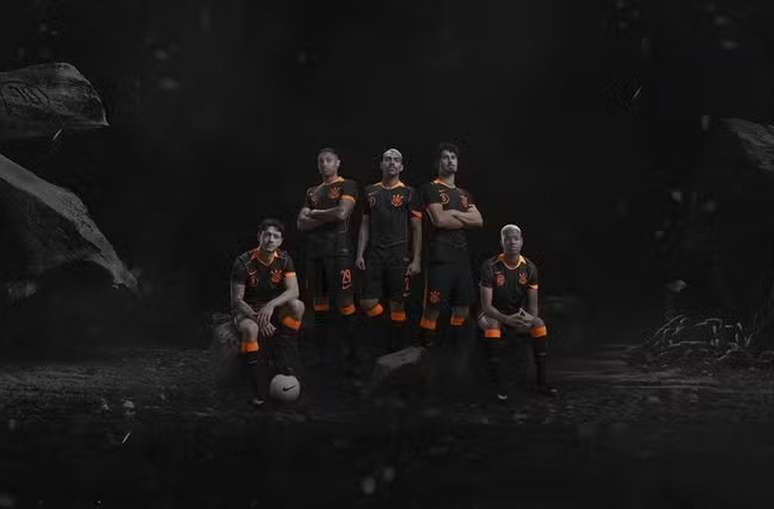 Do lado esquerdo da imagem &eacute; poss&iacute;vel observar sete peixes desenhados em rocha &mdash;