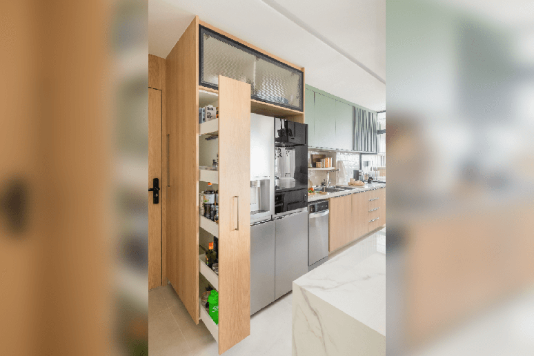 A marcenaria planejada amplia o armazenamento e transforma espaços antes pouco aproveitados Projeto: BMA Studio |