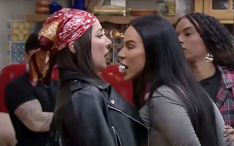 Martina e Tamires brigam em A Fazenda 17 —