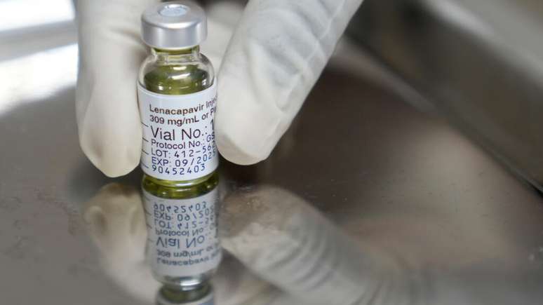 Um farmacêutico segura um frasco de lenacapavir, novo medicamento injetável de prevenção ao HIV, no centro de pesquisa Masiphumelele da Fundação Desmond Tutu para a Saúde, na Cidade do Cabo, África do Sul, em 23 de julho de 2024.