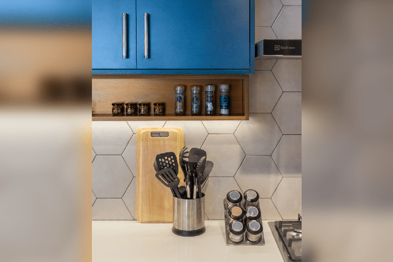 A iluminação estratégica valoriza revestimentos e deixa as bancadas mais funcionais no dia a dia Projeto: BMA Studio |