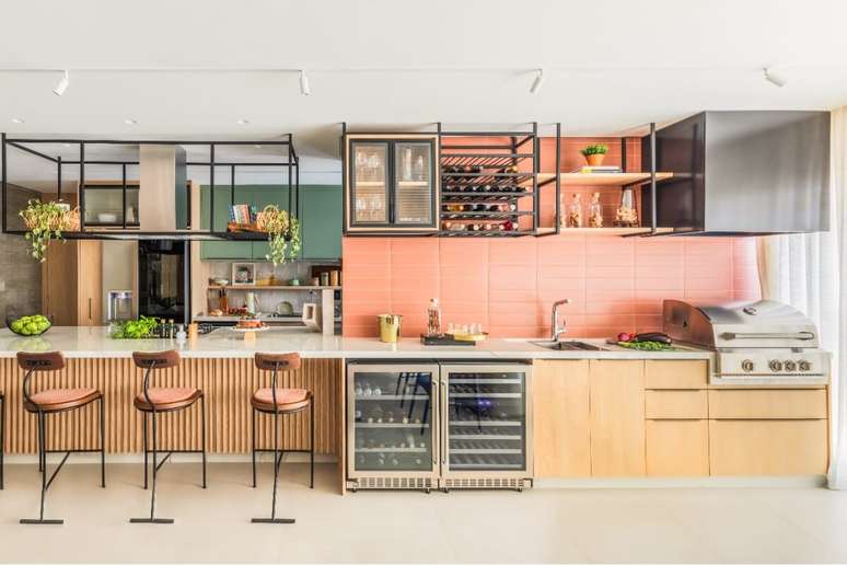 Estruturas em serralheria podem funcionar como prateleiras decorativas que expõem objetos e dão charme Projeto: BMA Studio |