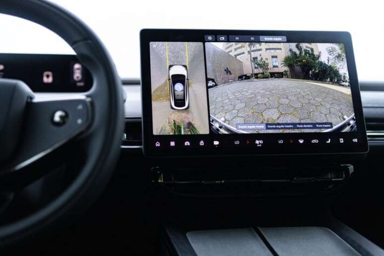 C&acirc;mera 360&deg; ajuda estacionar SUV grande -