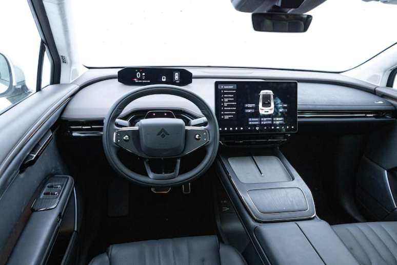 Interior tem materiais luxuosos e tela de 14,6" -