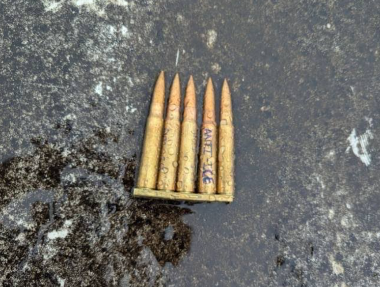 Munição encontrada no local onde estava o atirador, com inscrição 'anti-ICE'