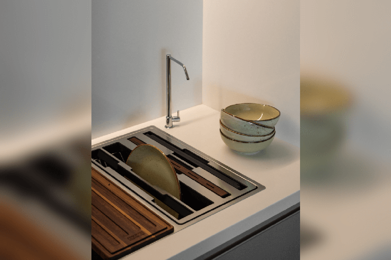 Soluções embutidas na bancada aumentam a praticidade e mantêm a cozinha sempre organizada Projeto: BMA Studio |