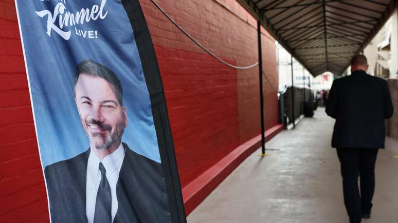 Imagem do apresentador Jimmy Kimmel na fachada do local de gravação de seu programa de talk show, em Los Angeles, em 23 de setembro de 2025.