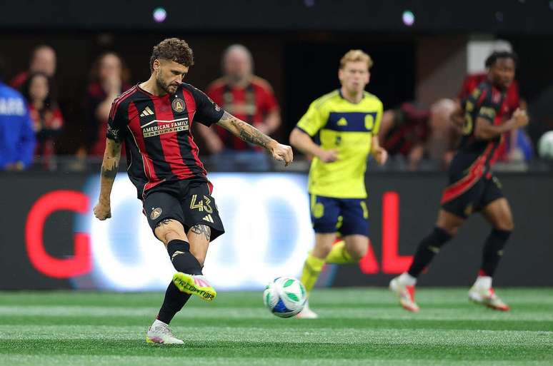 ATLANTA, GEORGIA &ndash; MAY 03: Mateusz Klich #43 of Atlanta United passes the ball against Nashville SC during the first half at Mercedes-Benz Stadium on May 03, 2025 in Atlanta, Georgia. (Photo by Kevin C. Cox/Getty Images)