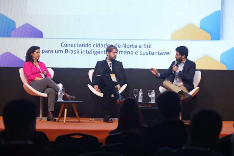Tatiana Roque (esquerda) e Ronaldo Lemos (direita) debatem o uso de IA na gestão pública