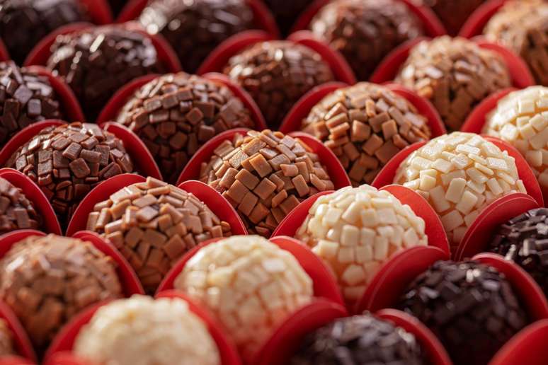Granulados agregam valor ao brigadeiro, mas assim como leite condensado e chocolate, tem diferentes preços e qualidades.