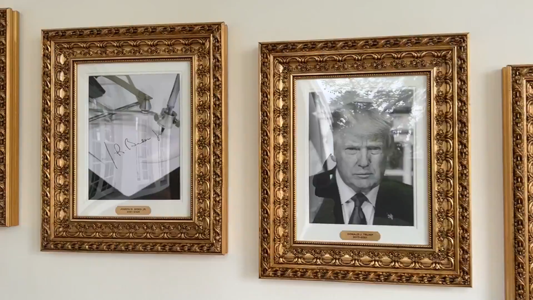 O quadro do ex-presidente democrata, Joe Biden, foi subsituído pelo de uma máquina de assinar 