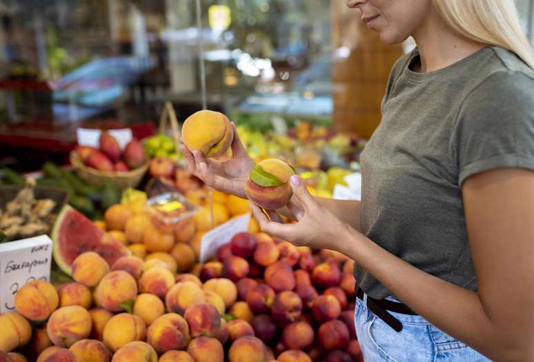 Entenda o que significa as etiquetas nas frutas dos supermercados