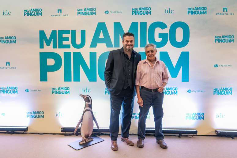 O diretor David Schurmann ao lado do pescador João, que inspirou o filme com a emocionante história real de amizade com o pinguim Dindim O diretor David Schurmann ao lado do pescador João, que inspirou o filme com a emocionante história real de amizade com o pinguim Dindim