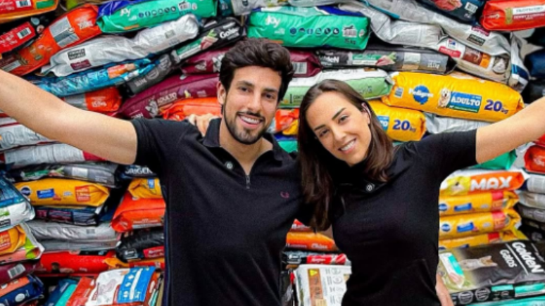 Julinho Casares e Lara ganham sacos de ração de presente de casamento