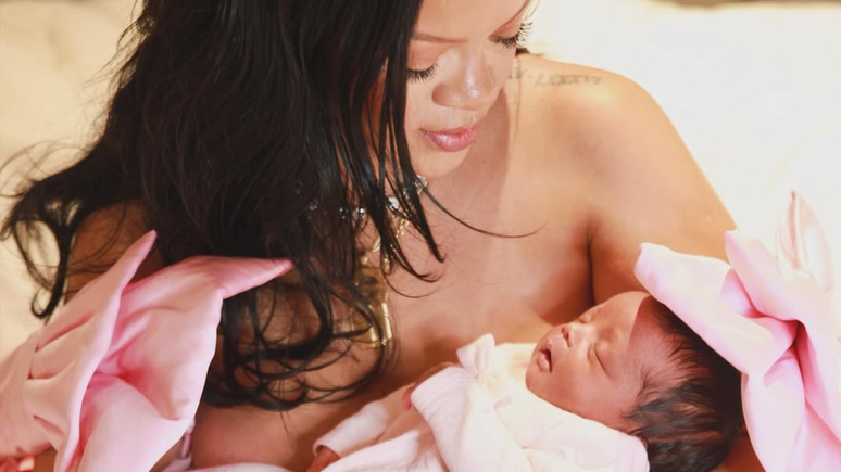 Rihanna mostra primeira foto da terceira filha
