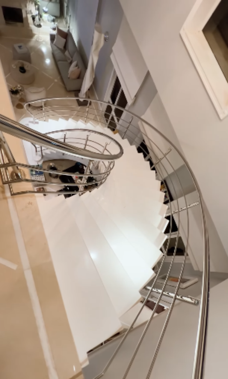 A escadaria do apartamento de Ana Hickmann