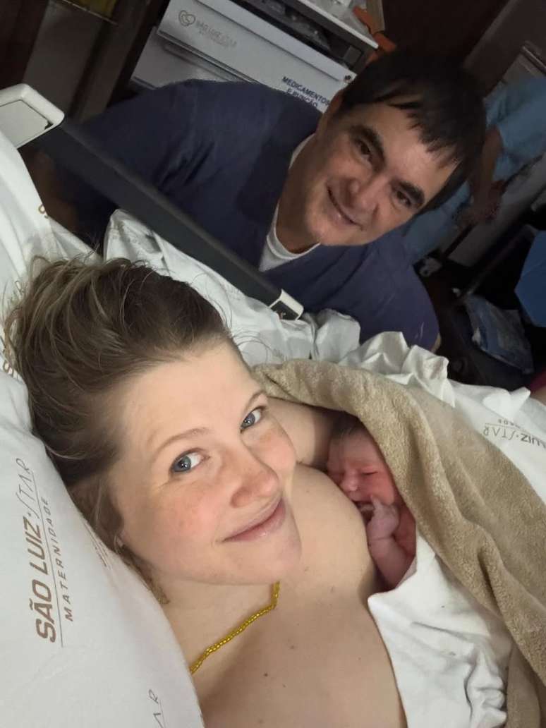 Samuel Rosa announces the birth of the youngest daughter, Dora