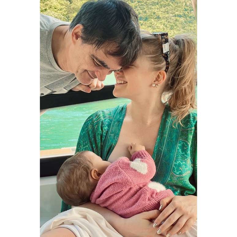 Samuel Rosa com a esposa e a filha Ava