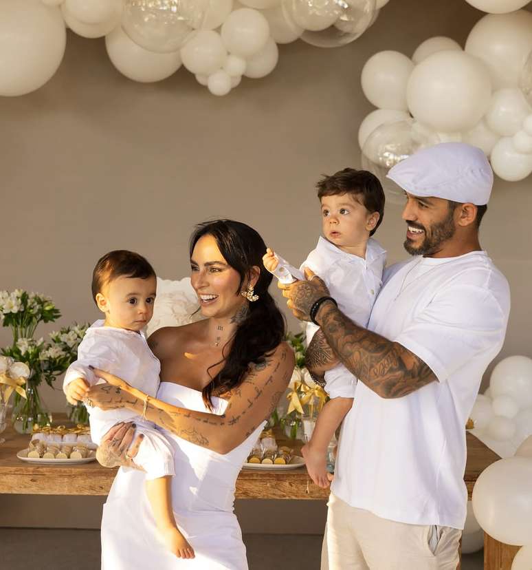 Clara Maia with her children and her husband