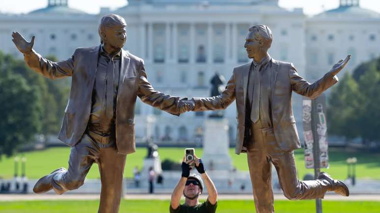 Estátua de Trump e Epstein de mãos dadas aparece em frente ao Congresso dos EUA