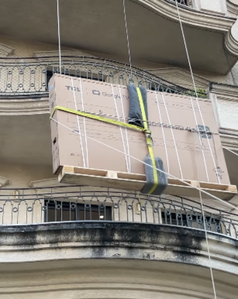 A televis&atilde;o de Ana Hickmann sendo i&ccedil;ada 