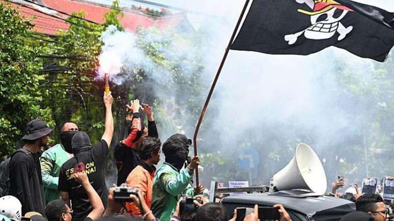 Logotipo de caveira, popularizado por manifestantes indonésios, foi adotado também por protestantes filipinos e nepaleses