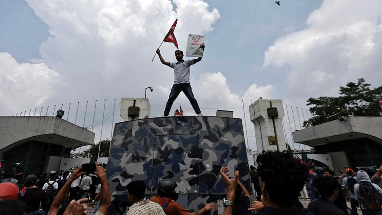 Protestos acabaram escalando para atos de violência no Nepal, onde parlamento foi invadido e queimado