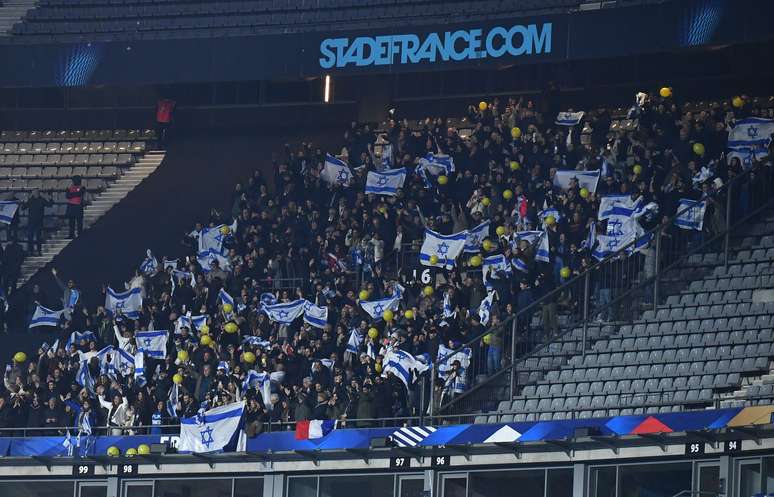 Torcida israelense durante partida 