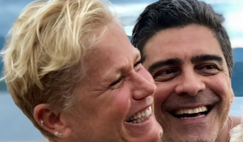 Sem nenhuma maquiagem, Xuxa exibe beleza natural em raras fotos da intimidade com o marido, Junno: ‘Meu tesão’.