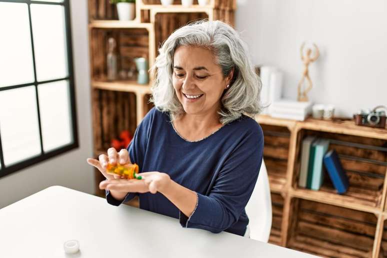 The hormonal replacement is indicated for cases of more intense symptoms and to prevent osteoporosis 