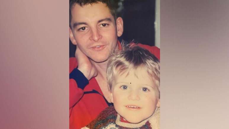 Jack May-Davis jovem com seu pai, Fred, que morreu devido &agrave; doen&ccedil;a de Huntington