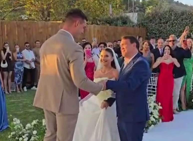 Pet leva a filha ao altar e se emociona &ndash;