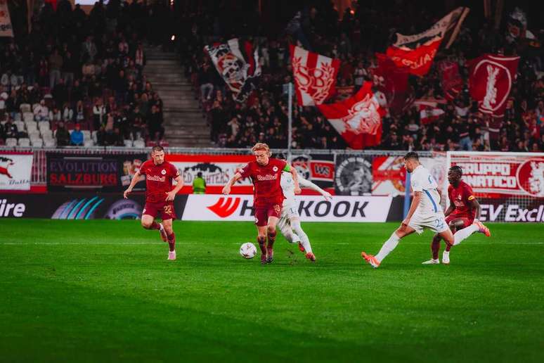 Porto e Salzburg&nbsp; fazem jogo movimentado na &Aacute;ustria. Na foto, Bidstrup tenta o chute para o time da casa.