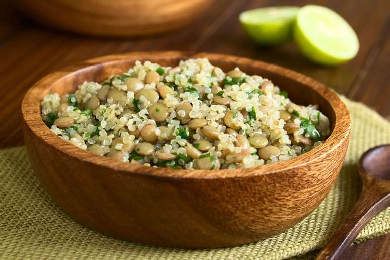 Hot quinoa salad with lentils 