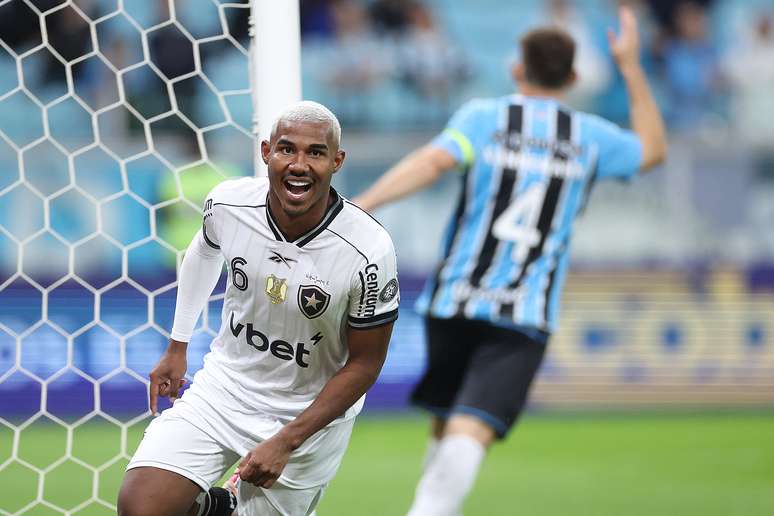 Cuiabano comemorando o gol do Botafogo contra o Grêmio 