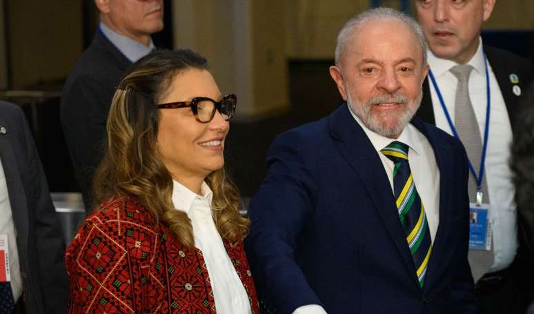 Janja repete casaco vermelho com significado oculto na Assembleia Geral da ONU - look remete à Palestina.