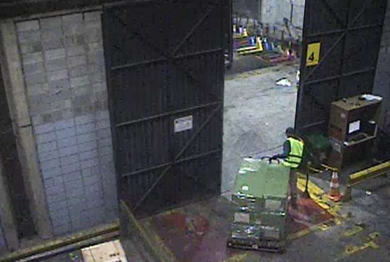 Polícia deflagrou operação para prender suspeitos de desviar cargas do Aeroporto Internacional de Guarulhos.