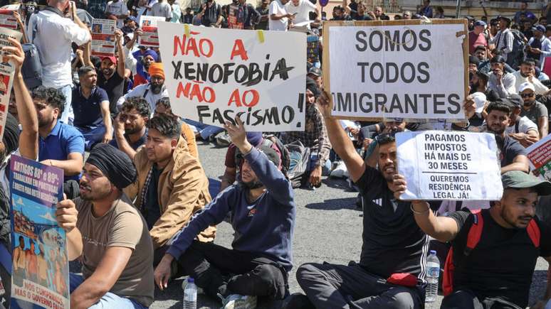 Protesto de imigrantes junto à Assembleia da República em Lisboa, Portugal, a 17 de Setembro de 2025.