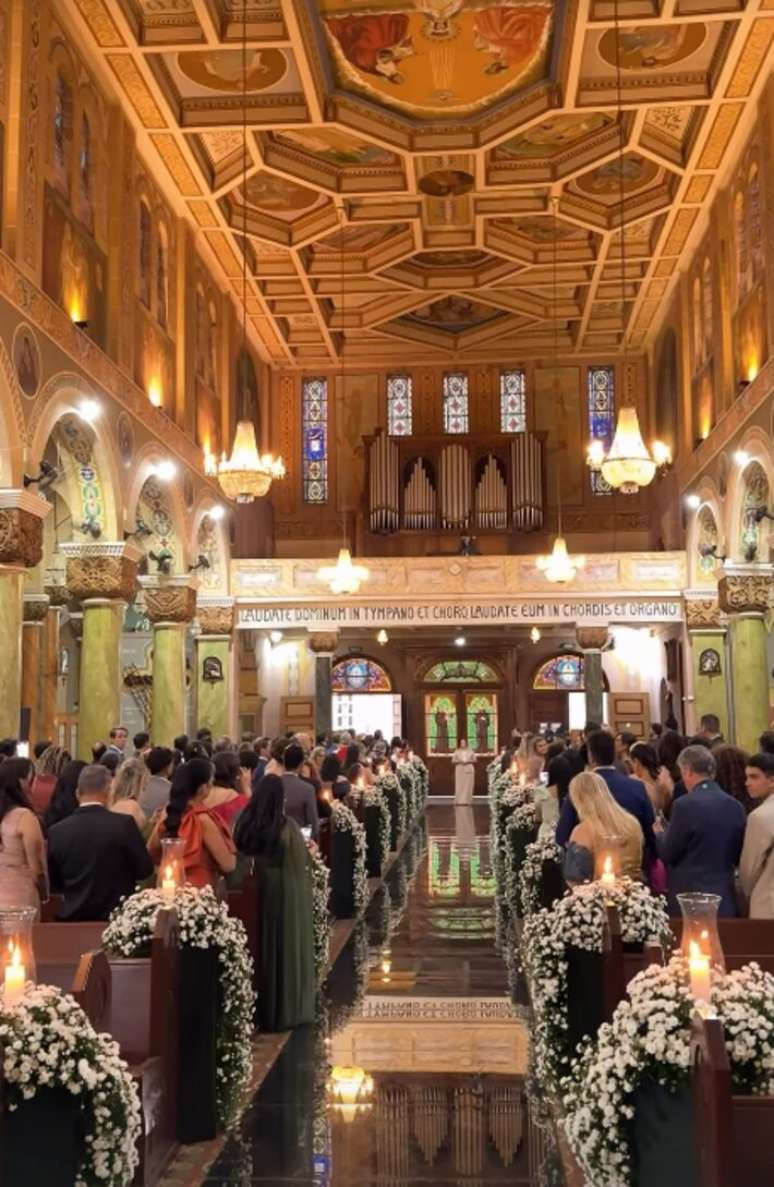 Decora&ccedil;&atilde;o contou com flores brancas cl&aacute;ssicas