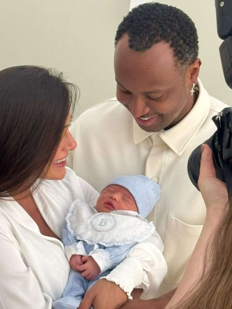 Casal publicou as primeiras fotos do bebê nas redes sociais