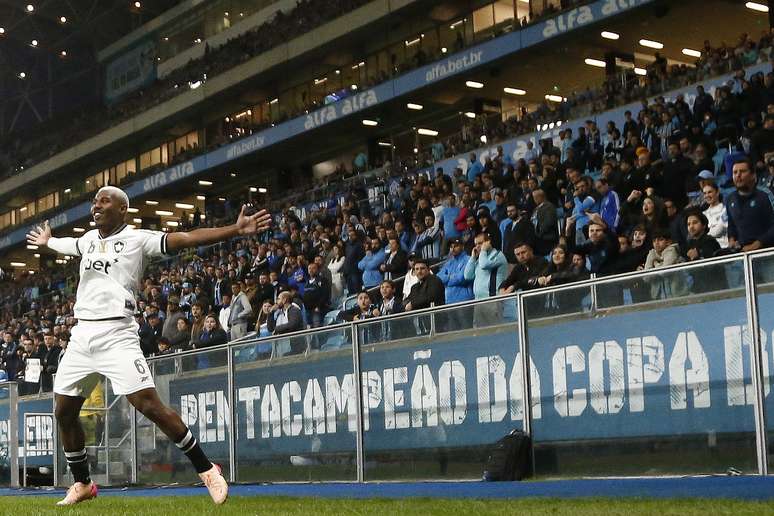 Cuiabano comemorando o gol do Botafogo contra o Gr&ecirc;mio 